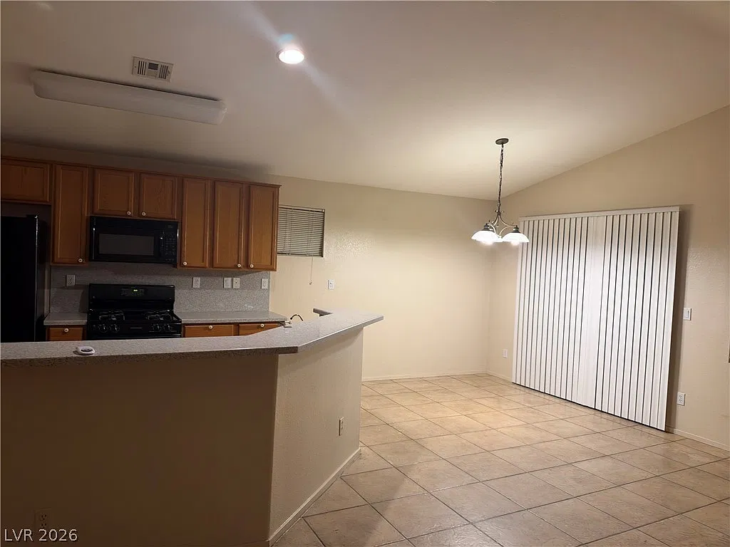 3 bed, 2.0 bath, 1182 sqft, $1,795 — Photo 2