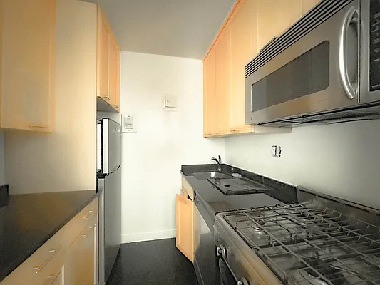 Rented by Manhattan Realty Group | media 13