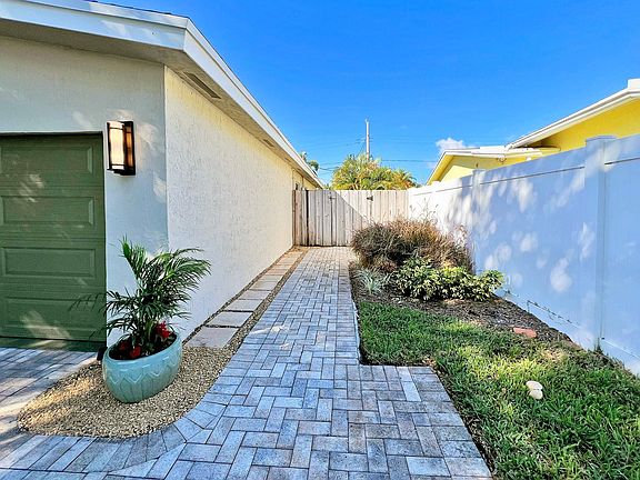 5th image of 4351 NE 13th Terrace