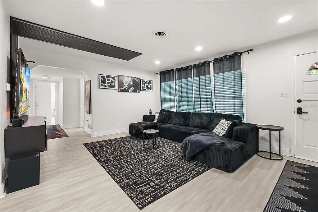 3 bed, 2.0 bath, 1995 sqft, $2,950 — Photo 4