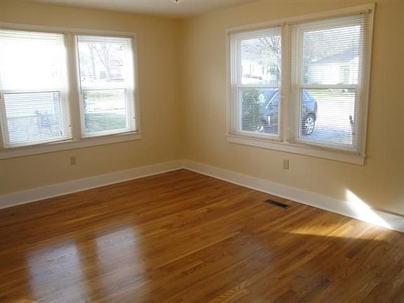 3rd image of 908 Josephine St
