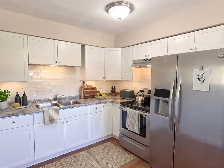 325 Sentinel Dr — Photo 2