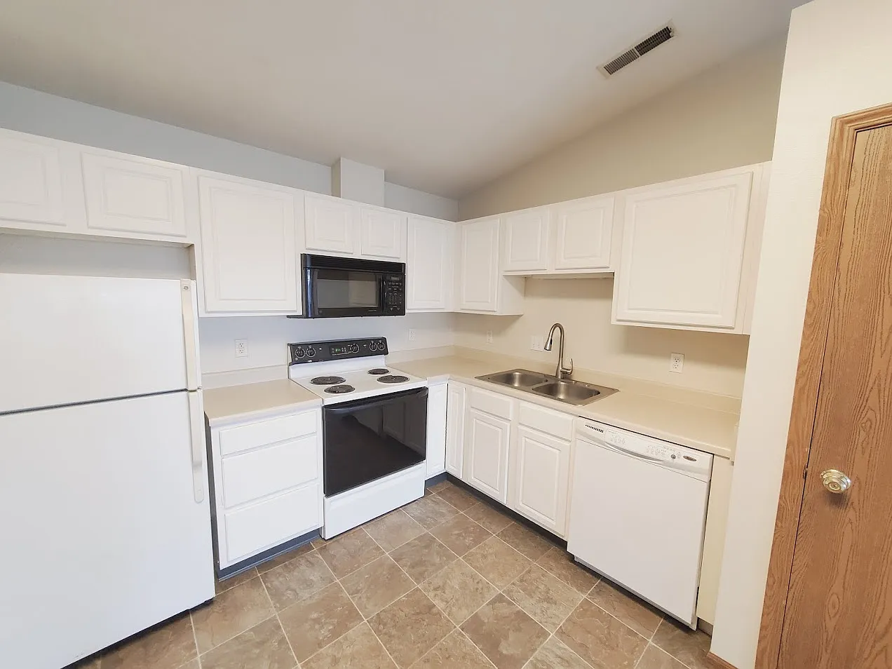 2 bed, 900 sqft, $1,400 — Photo 3