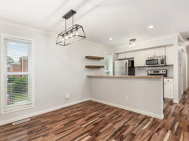 1589 Arlington Ave — Photo 3