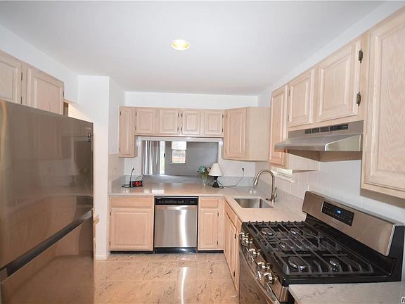 4th image of 17 Broadlawn Dr