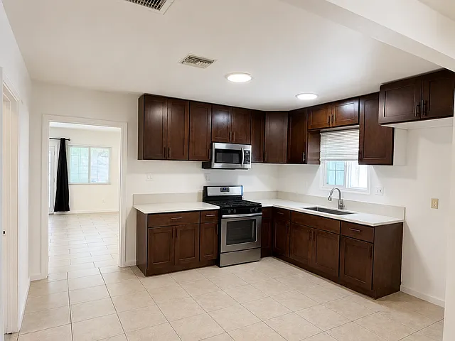 3 bed, 1350 sqft, $3,600 — Photo 2