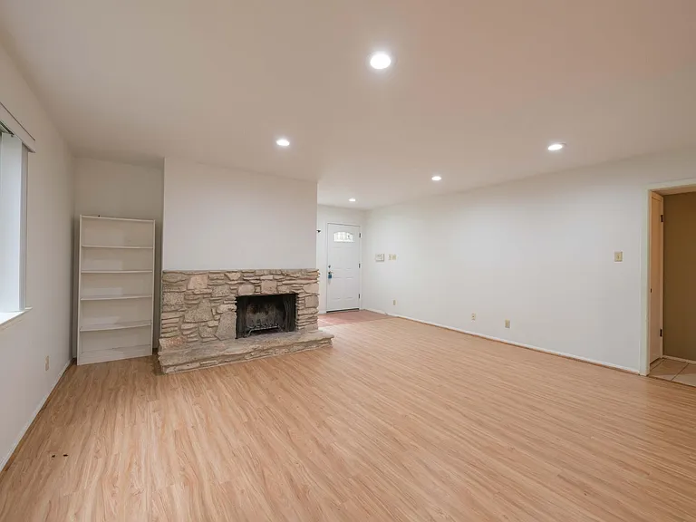 701 The High Rd #A — Photo 2