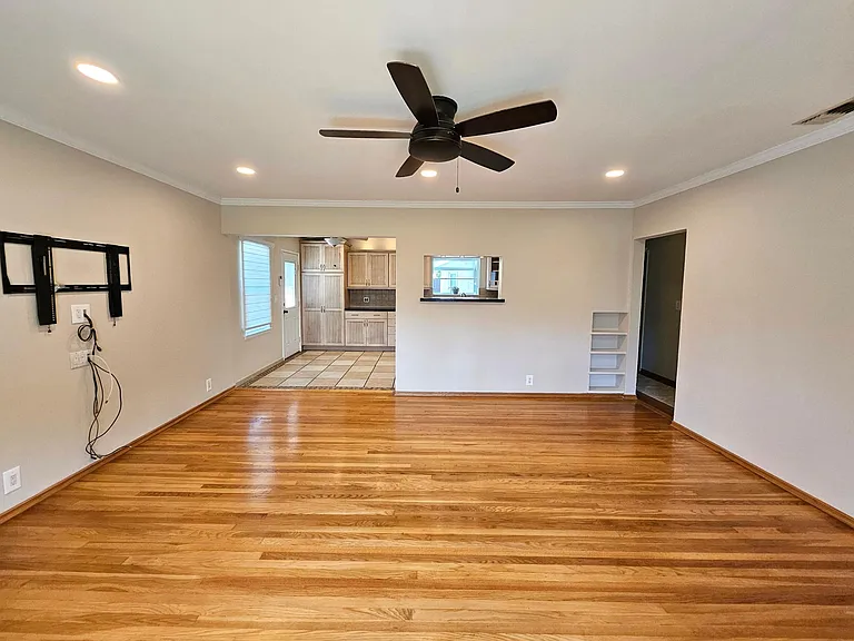 906 N Parish Pl — Photo 2