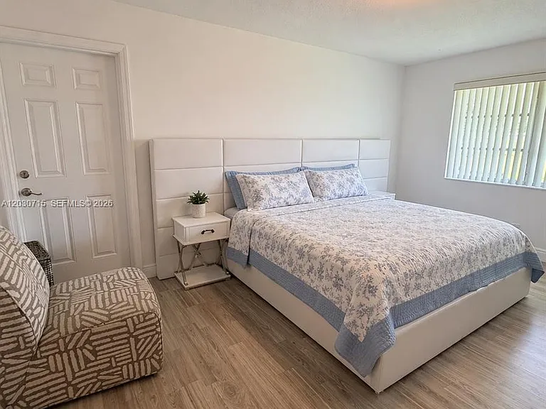 200 High Point Ct E #D — Photo 9