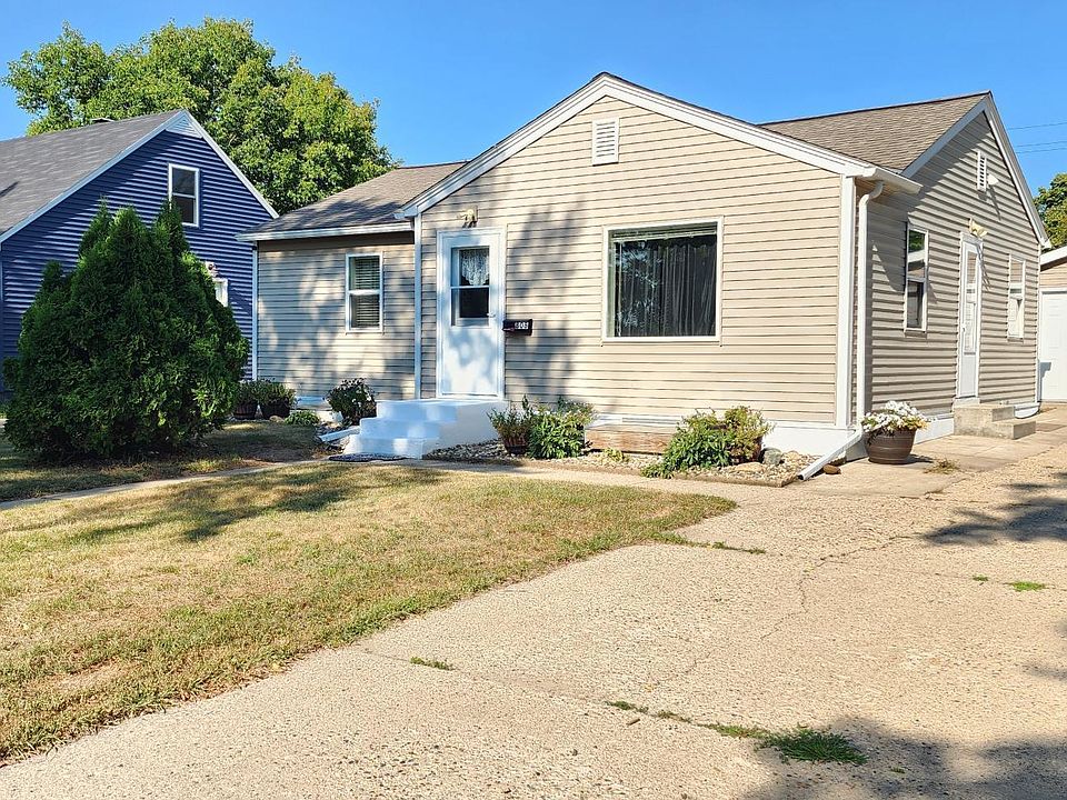 1st image of 808 5th St NE
