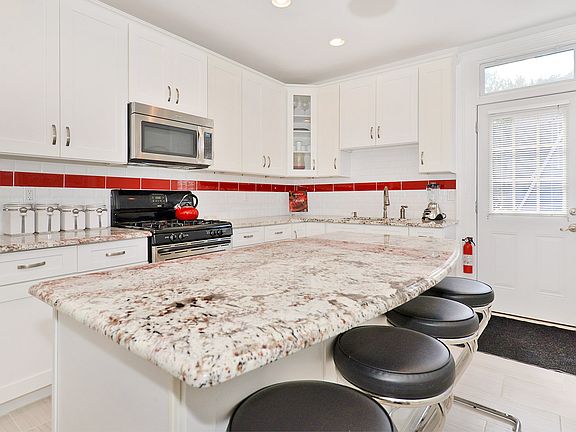 5th image of 130 Linden Ave Unit 2