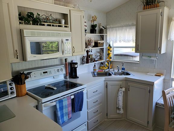 Fully furnished kitchen. There is no disposal or dishwasher.