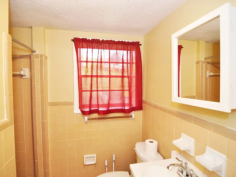 2221 Euclid Rd NW — Photo 8