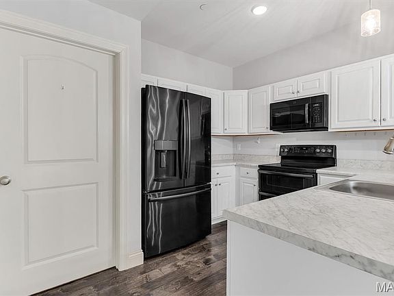 4th image of 6401 Brookfield Ct #102