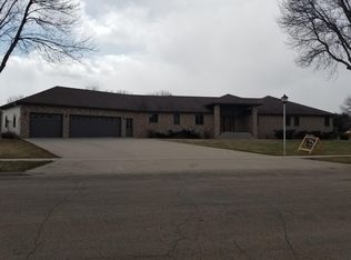 2502 Primrose Ln, Aberdeen, SD 57401