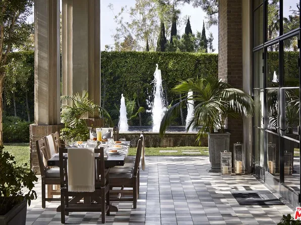 107 Delfern Dr, Los Angeles, CA 90077