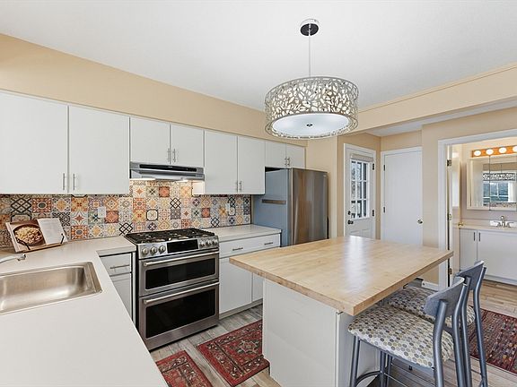 5th image of 19 Mount Tom Ave #19