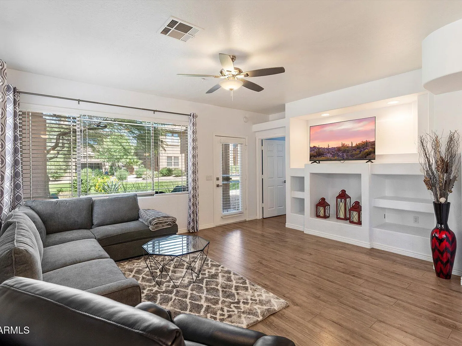 2 bed, 2.0 bath, 1301 sqft, $3,700 — Photo 2