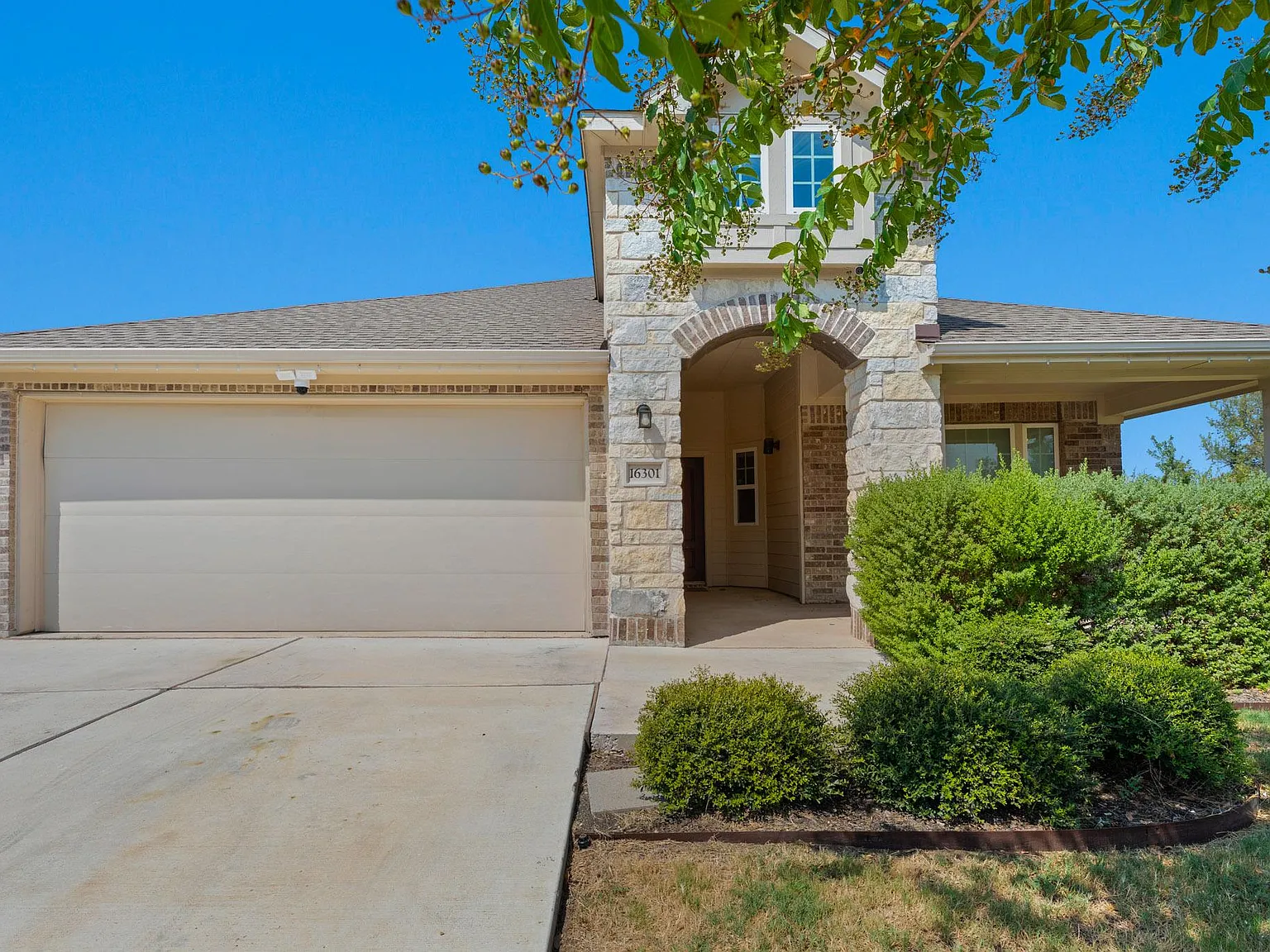 4 bed, 2.0 bath, 1633 sqft, $2,350 — Photo 2