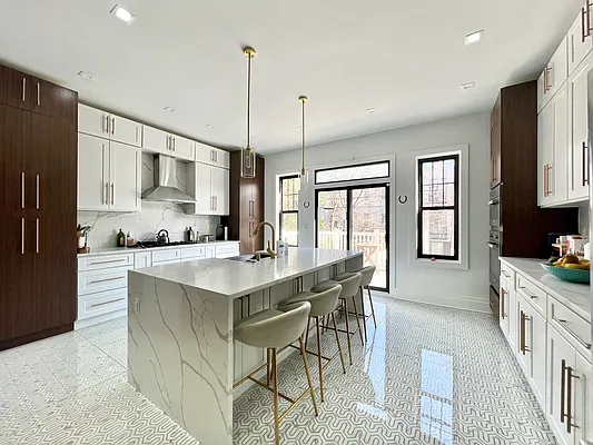 Rented by SERHANT. | media 23