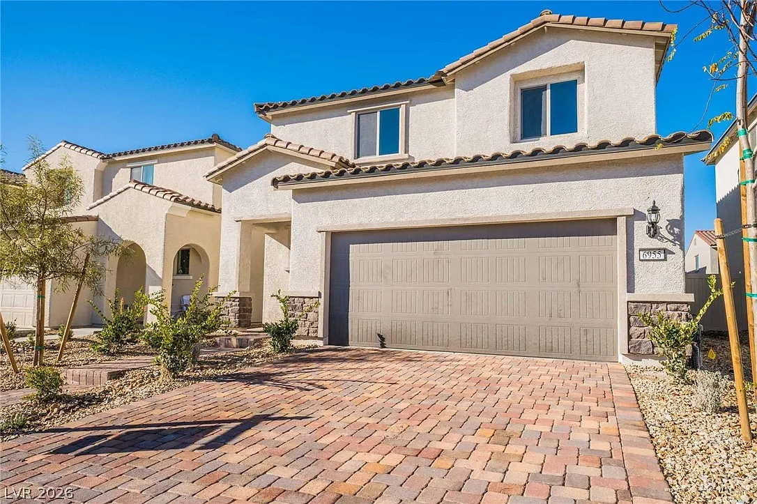 5 bed, 2.5 bath, 2385 sqft, $2,575 — Photo 2