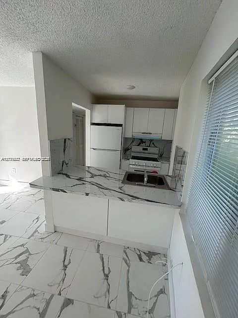 2 bed, 1.0 bath, 7635 sqft, $1,995 — Photo 3