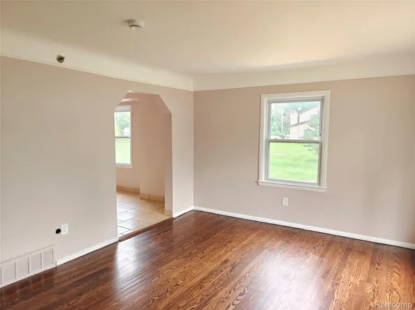 6270 Hunt St, Romulus, MI 48174