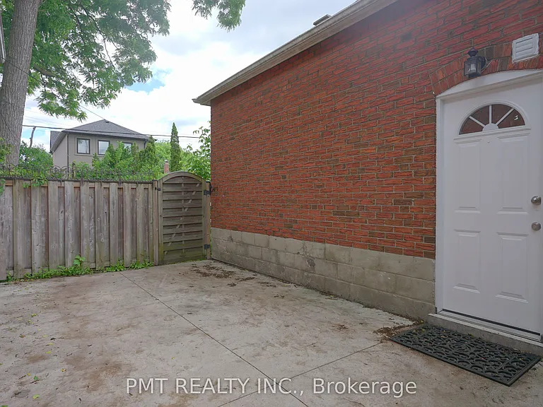 881 Coxwell Ave #LOWER — Photo 16