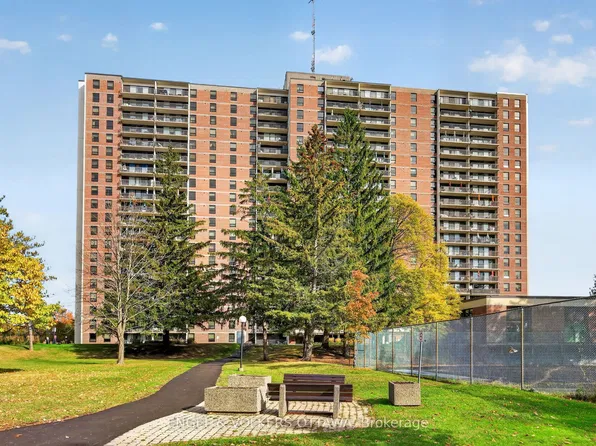665 Bathgate Dr #301, Ottawa, ON K1K 3Y4