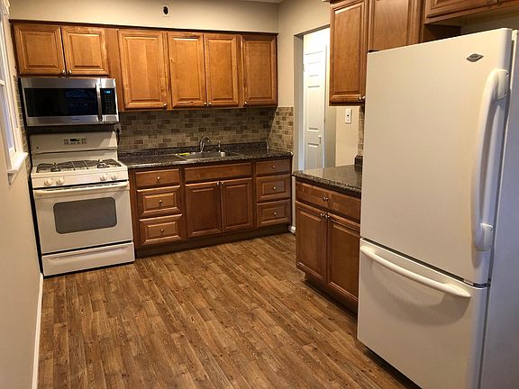 2nd image of 168 Nassau Blvd S #2