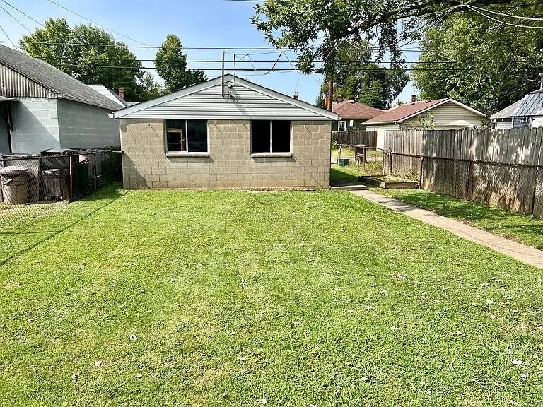 1813 E Elm St — Photo 16
