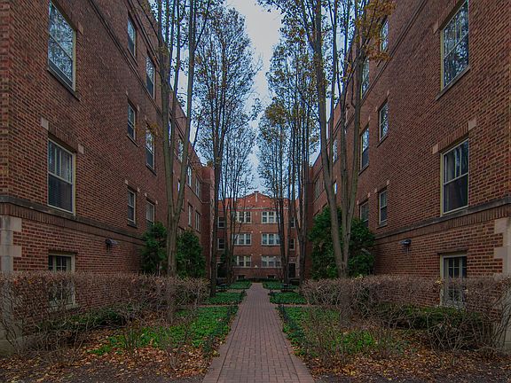 3rd image of 221 N Oak Park Ave APT 3W