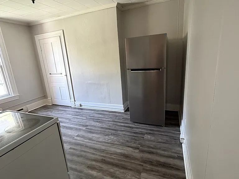 210 S McKean St #B — Photo 4
