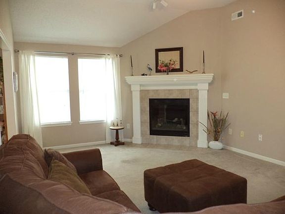 2nd image of 403 SW Graystone Dr