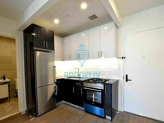 2nd image of 824 Saint Johns Pl #2E