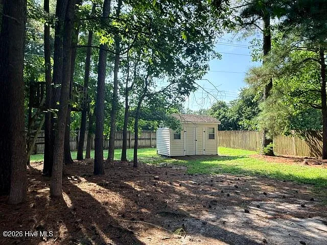 3 bed, 2.0 bath, 2025 sqft, $2,400 — Photo 2