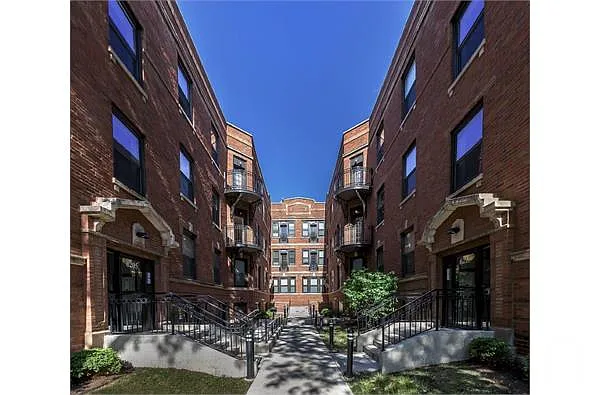 Building Photo - 6211 S Langley Ave #301