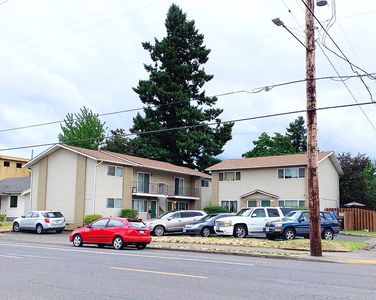 8902-8916 SE Woodstock Blvd, Portland, OR, 97266