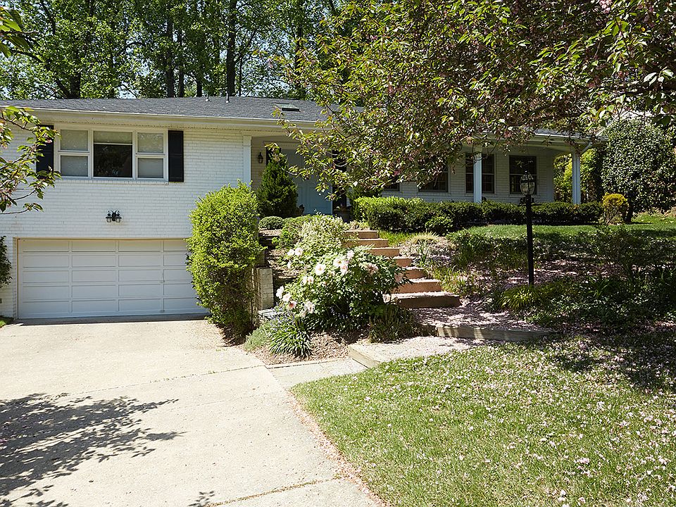 Spacious rambler w/garage