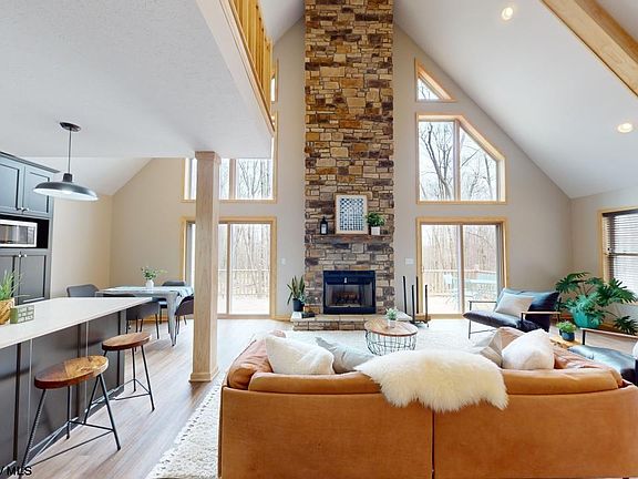 2nd image of 552 Aster Dr