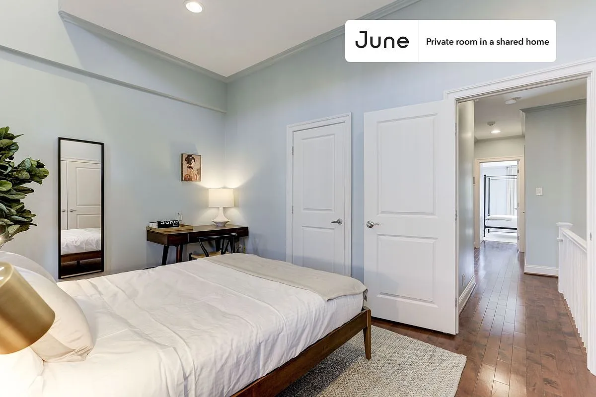 Queen bedroom in 5 bed/3.5 bath home in Capitol Hill #105 2C — Photo 3