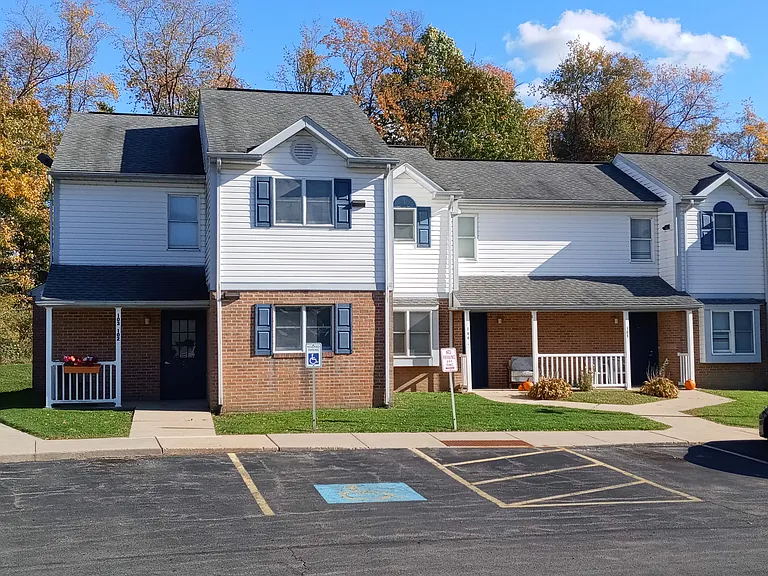 100 Woodside Dr — Photo 2