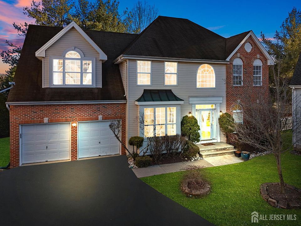 1st image of 46 Pin Oak Dr