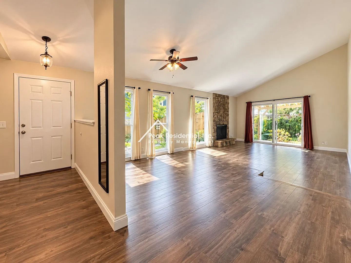 Spacious Orangevale 2bd/2ba Duplex with 2 Car Garage — Photo 3