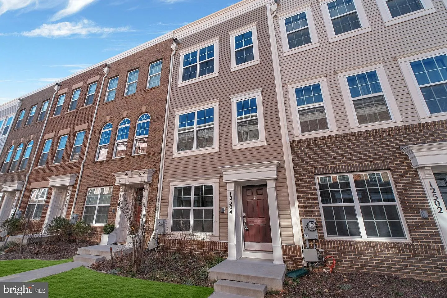5 bed, 4.5 bath, 1728 sqft, $3,500 — Photo 2