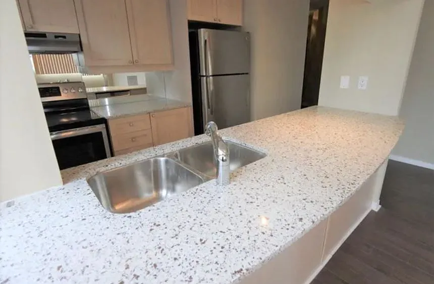 555 Yonge St — Photo 3