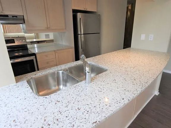 3rd image of 555 Yonge St #703
