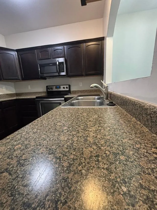2 bed, 1000 sqft, $1,345 — Photo 2
