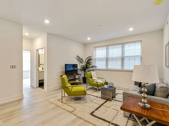 4th image of 3045-51 Richmond St #202