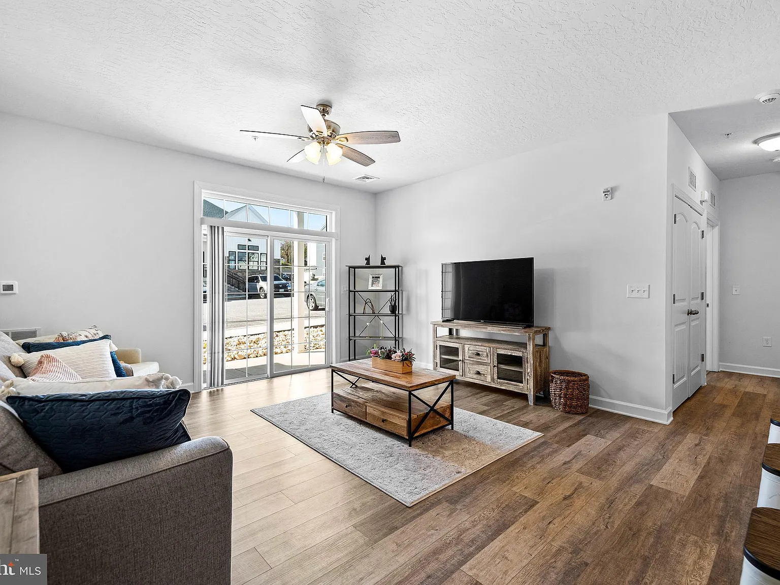 3 bed, 2.0 bath, 1370 sqft, $2,199 — Photo 4